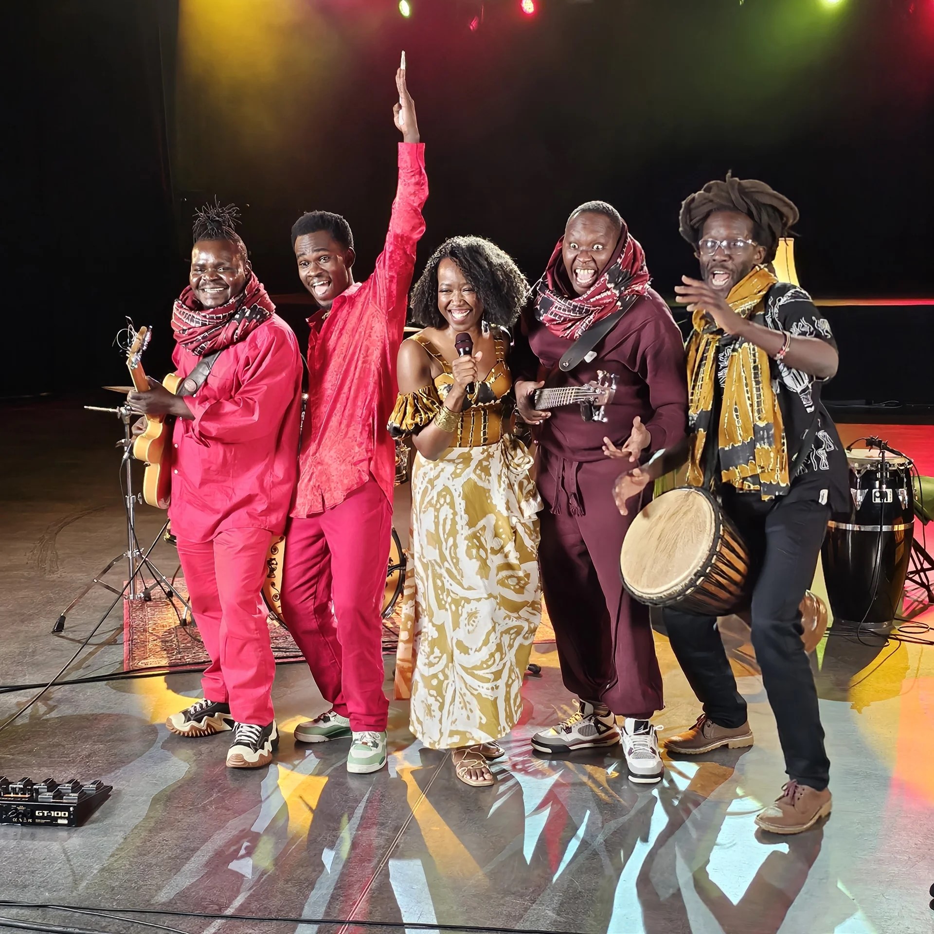 Nina Ogot mit ihrer Band