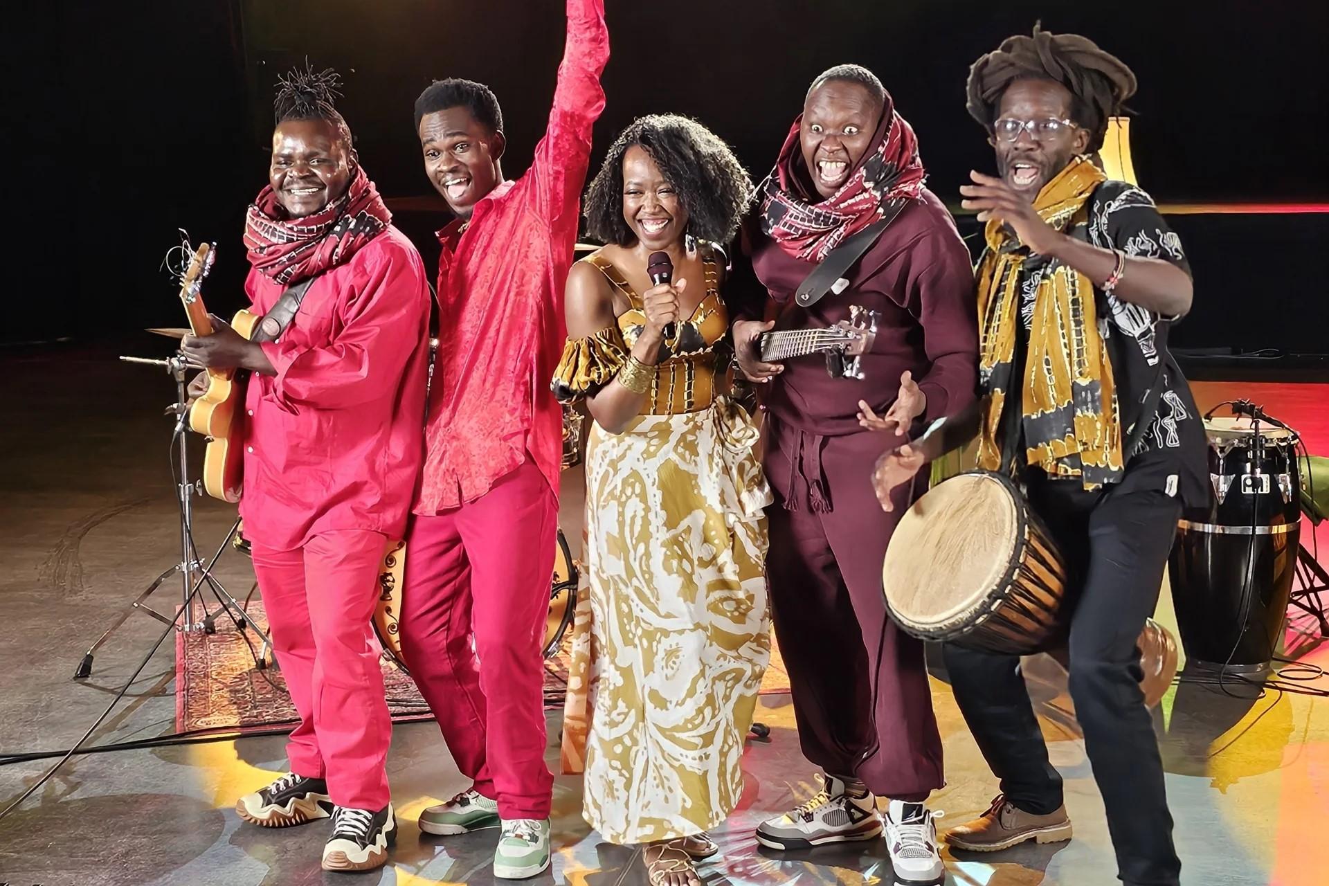 Nina Ogot mit ihrer Band