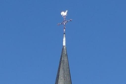 Kirchturmspitze St. Cosmas und Damian mit Kreuz
