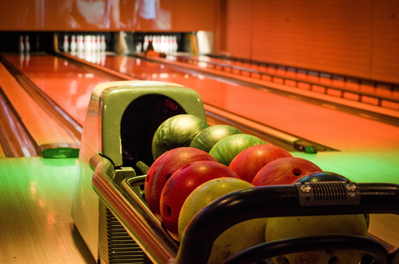 Bowlingkugeln warten auf den Start